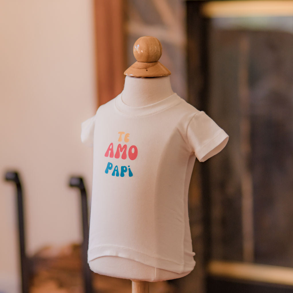 Baby top with the the word "Te amo papi" in colors