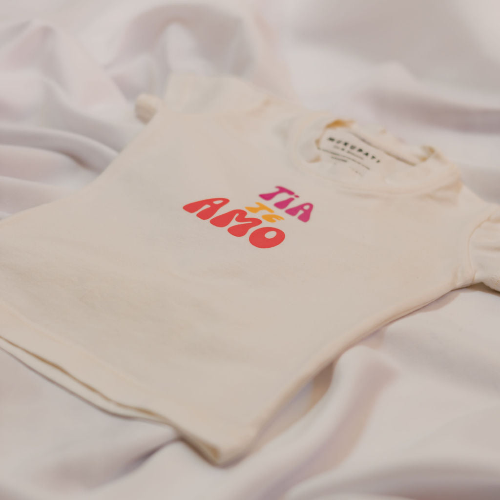 Baby top with the the word "Tia te amo" in colors