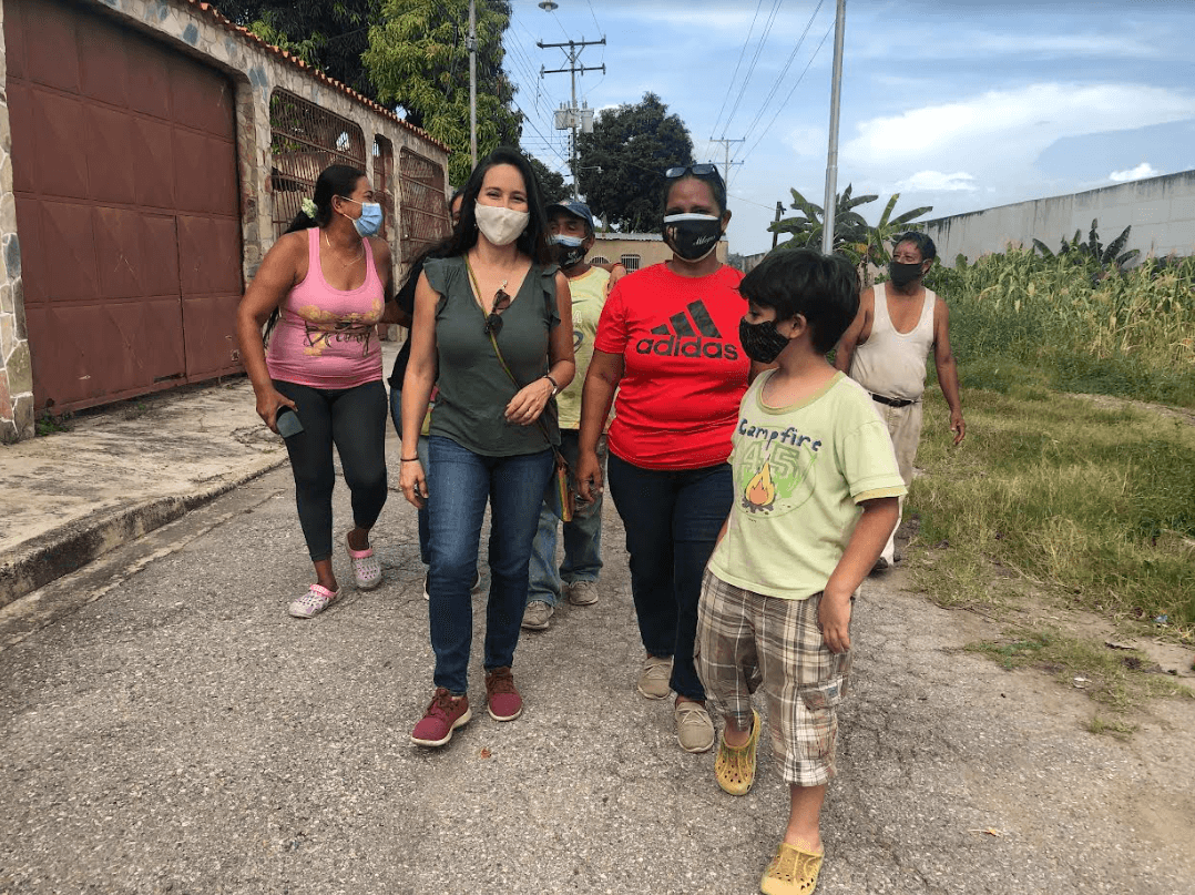 Mukupat's founder walking with the president of the Foundation n Venezuela at a poor neighborhood were the foundation help families with the support of Mukupati.